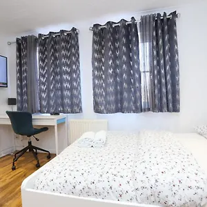 Fabulous With En-suite Bathroom And Shared Kitchen Apartment