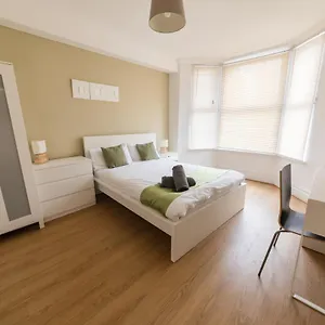 Modern, Spacious Ideal For Work Teams And Groups Apartment