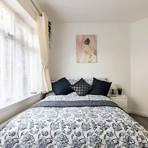 Moydom Cosy Sleeps 4 With Self Breakfast & Carpark Apartment