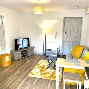 Stylish Cosy And Bright - Fantastic Location - Perfect For Business Or Solo Travellers Apartment